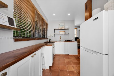 House in Coral Gables, Florida 3 bedrooms, 152.45 sq.m. № 2406132 - photo 29