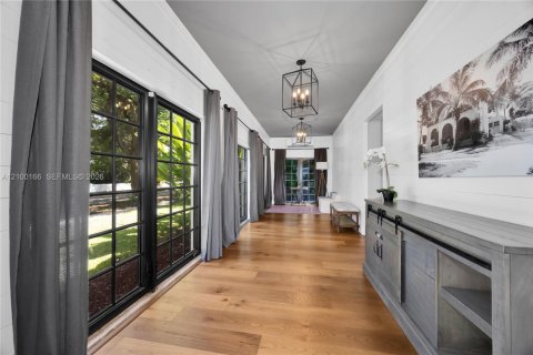 House in Coral Gables, Florida 3 bedrooms, 152.45 sq.m. № 2406132 - photo 5
