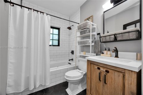 House in Coral Gables, Florida 3 bedrooms, 152.45 sq.m. № 2406132 - photo 22