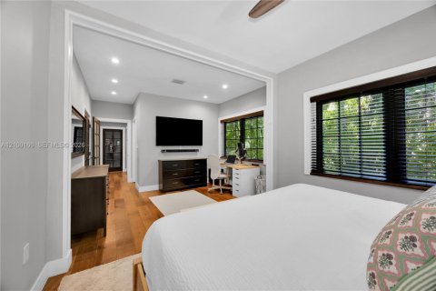 House in Coral Gables, Florida 3 bedrooms, 152.45 sq.m. № 2406132 - photo 19