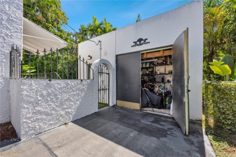 House in Coral Gables, Florida 3 bedrooms, 152.45 sq.m. № 2406132 - photo 27