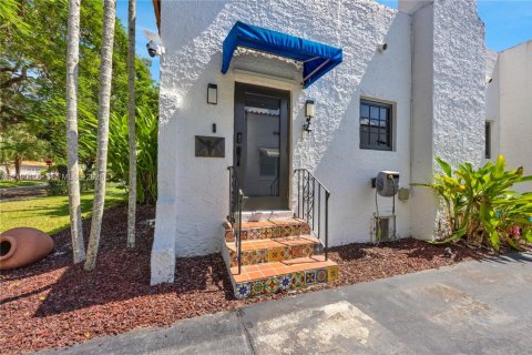 House in Coral Gables, Florida 3 bedrooms, 152.45 sq.m. № 2406132 - photo 2