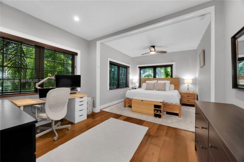 House in Coral Gables, Florida 3 bedrooms, 152.45 sq.m. № 2406132 - photo 18