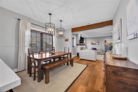 House in Coral Gables, Florida 3 bedrooms, 152.45 sq.m. № 2406132 - photo 10