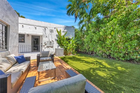 House in Coral Gables, Florida 3 bedrooms, 152.45 sq.m. № 2406132 - photo 25