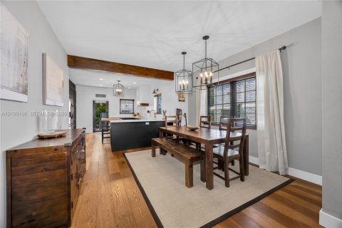 House in Coral Gables, Florida 3 bedrooms, 152.45 sq.m. № 2406132 - photo 9