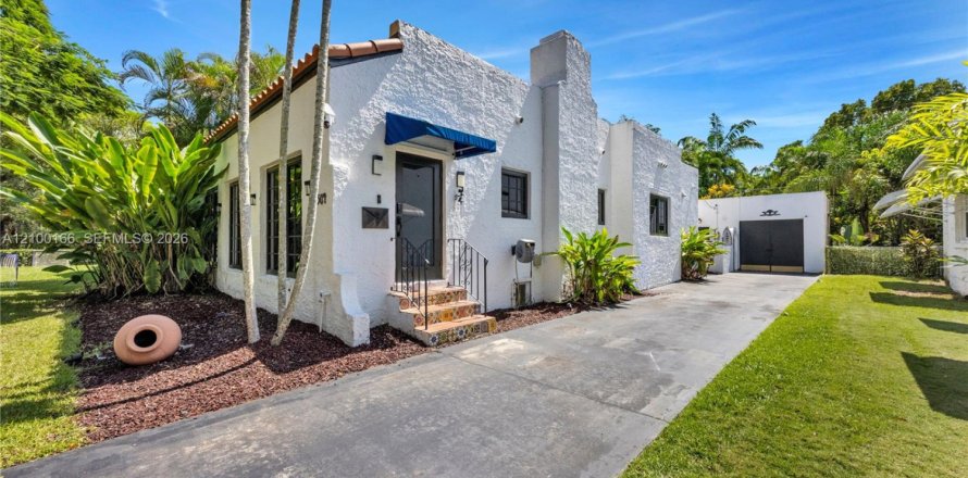 House in Coral Gables, Florida 3 bedrooms, 152.45 sq.m. № 2406132