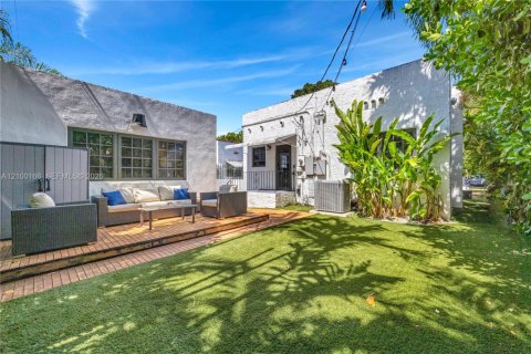 House in Coral Gables, Florida 3 bedrooms, 152.45 sq.m. № 2406132 - photo 24