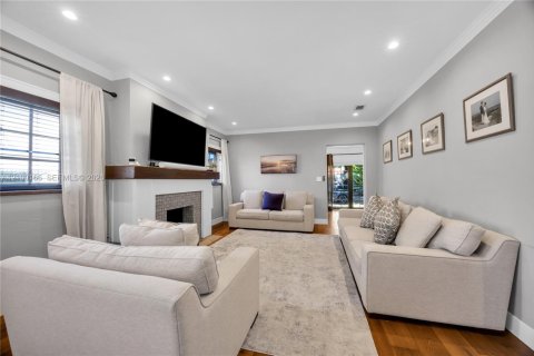 House in Coral Gables, Florida 3 bedrooms, 152.45 sq.m. № 2406132 - photo 8