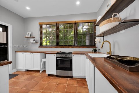 House in Coral Gables, Florida 3 bedrooms, 152.45 sq.m. № 2406132 - photo 28