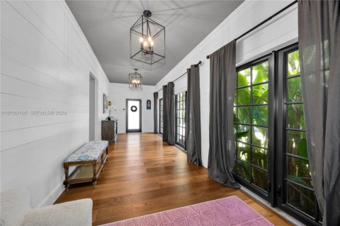 House in Coral Gables, Florida 3 bedrooms, 152.45 sq.m. № 2406132 - photo 4