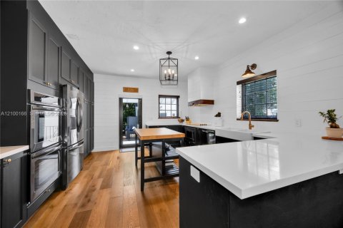 House in Coral Gables, Florida 3 bedrooms, 152.45 sq.m. № 2406132 - photo 12