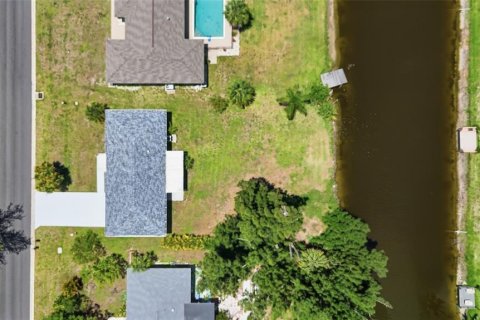 Villa ou maison à vendre à Rotonda, Floride: 2 chambres, 98.01 m2 № 2212038 - photo 8