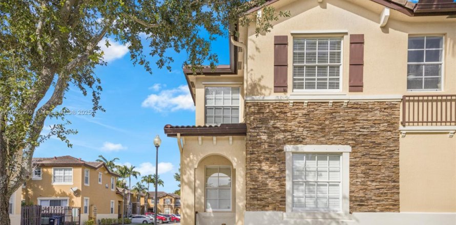 Condominio en Cutler Bay, Florida, 3 dormitorios  № 1963793