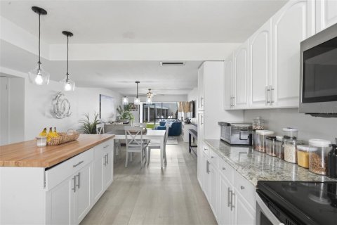 Condo in New Smyrna Beach, Florida, 2 bedrooms  № 2124505 - photo 9