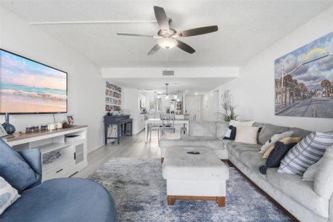 Condo in New Smyrna Beach, Florida, 2 bedrooms  № 2124505 - photo 16