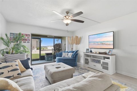 Condo in New Smyrna Beach, Florida, 2 bedrooms  № 2124505 - photo 13