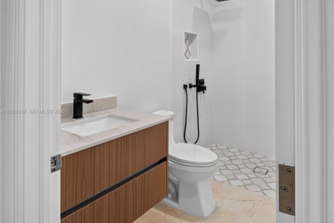 Casa en alquiler en Miami, Florida, 5 dormitorios, 258.36 m2 № 2244989 - foto 24
