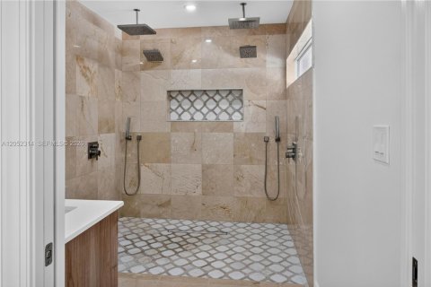 Casa en alquiler en Miami, Florida, 5 dormitorios, 258.36 m2 № 2244989 - foto 16