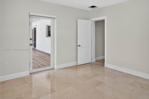 Casa en alquiler en Miami, Florida, 5 dormitorios, 258.36 m2 № 2244989 - foto 25