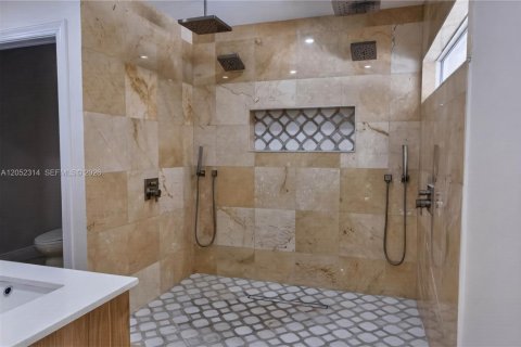 Casa en alquiler en Miami, Florida, 5 dormitorios, 258.36 m2 № 2244989 - foto 15