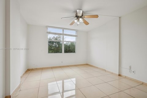 Condo in Oakland Park, Florida, 2 bedrooms  № 2003699 - photo 10