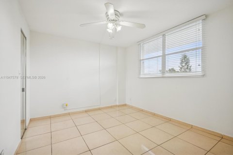 Condo in Oakland Park, Florida, 2 bedrooms  № 2003699 - photo 13