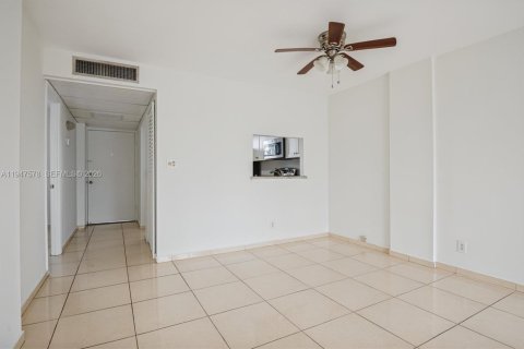 Condo in Oakland Park, Florida, 2 bedrooms  № 2003699 - photo 9