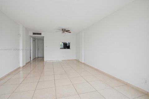 Condo in Oakland Park, Florida, 2 bedrooms  № 2003699 - photo 8