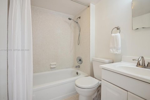 Condo in Oakland Park, Florida, 2 bedrooms  № 2003699 - photo 11