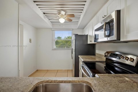 Condo in Oakland Park, Florida, 2 bedrooms  № 2003699 - photo 4