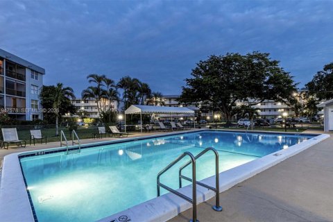 Condo in Oakland Park, Florida, 2 bedrooms  № 2003699 - photo 18