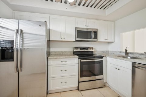 Condo in Oakland Park, Florida, 2 bedrooms  № 2003699 - photo 3