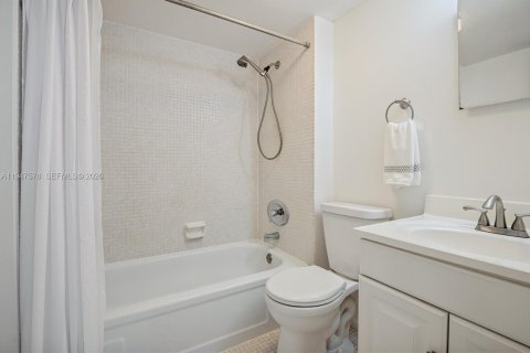 Condo in Oakland Park, Florida, 2 bedrooms  № 2003699 - photo 14