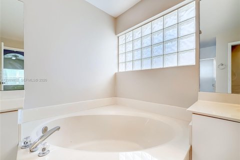 House in Boca Raton, Florida 3 bedrooms, 157.66 sq.m. № 2075371 - photo 18