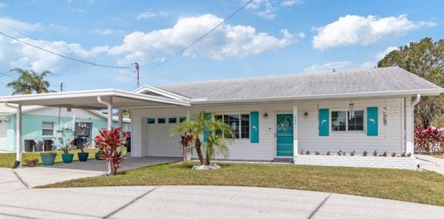 House in Hudson, Florida 3 bedrooms, 141.95 sq.m. № 1593190