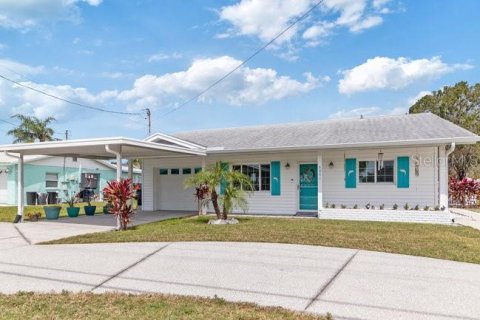House in Hudson, Florida 3 bedrooms, 141.95 sq.m. № 1593190 - photo 2