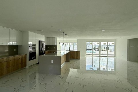 House in North Fort Myers, Florida 4 bedrooms, 236.81 sq.m. № 2097229 - photo 12