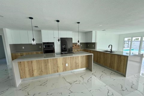 House in North Fort Myers, Florida 4 bedrooms, 236.81 sq.m. № 2097229 - photo 9