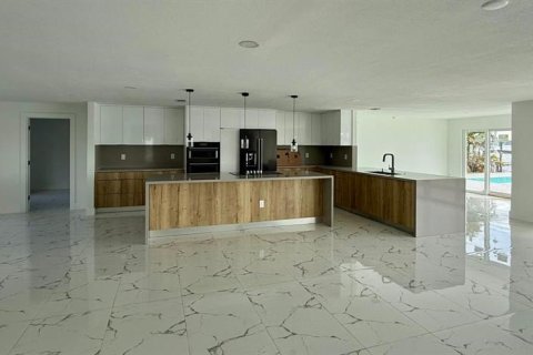 House in North Fort Myers, Florida 4 bedrooms, 236.81 sq.m. № 2097229 - photo 7