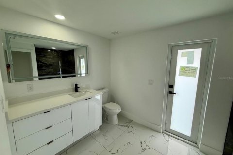 House in North Fort Myers, Florida 4 bedrooms, 236.81 sq.m. № 2097229 - photo 24