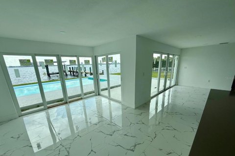 House in North Fort Myers, Florida 4 bedrooms, 236.81 sq.m. № 2097229 - photo 14