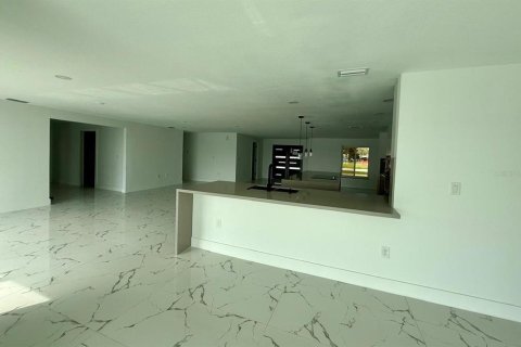 House in North Fort Myers, Florida 4 bedrooms, 236.81 sq.m. № 2097229 - photo 11