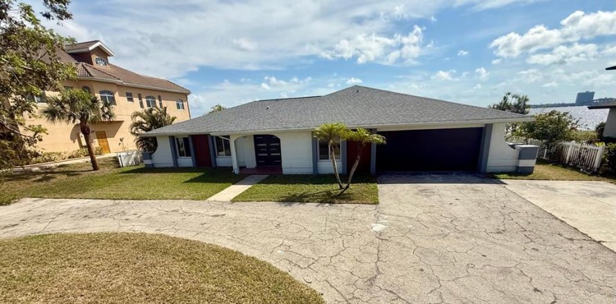 House in North Fort Myers, Florida 4 bedrooms, 236.81 sq.m. № 2097229
