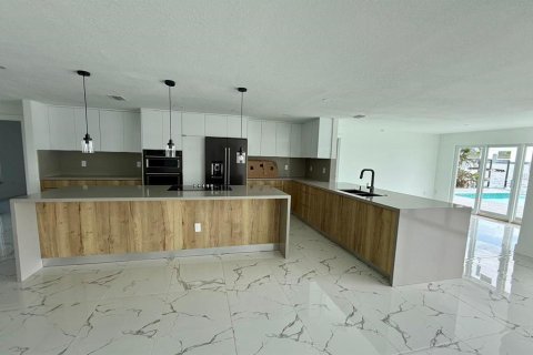 House in North Fort Myers, Florida 4 bedrooms, 236.81 sq.m. № 2097229 - photo 8