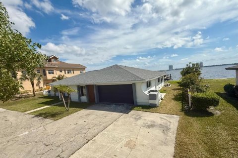 House in North Fort Myers, Florida 4 bedrooms, 236.81 sq.m. № 2097229 - photo 6