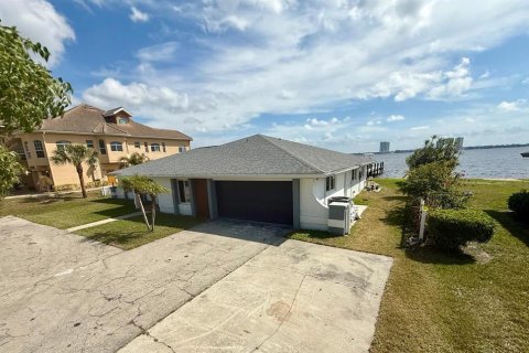 House in North Fort Myers, Florida 4 bedrooms, 236.81 sq.m. № 2097229 - photo 4