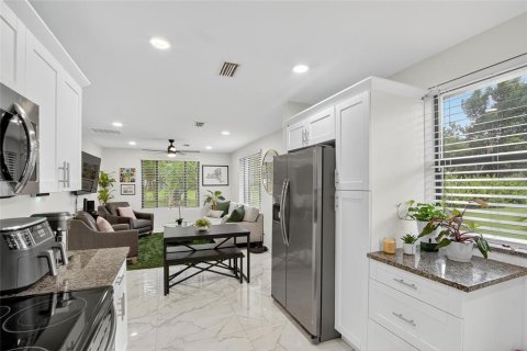 House in Temple Terrace, Florida 3 bedrooms, 106.74 sq.m. № 1854639 - photo 12