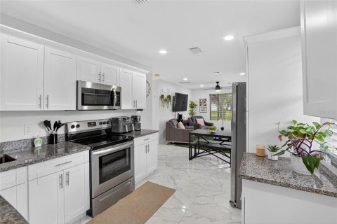 House in Temple Terrace, Florida 3 bedrooms, 106.74 sq.m. № 1854639 - photo 13