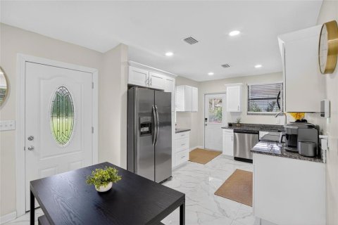 House in Temple Terrace, Florida 3 bedrooms, 106.74 sq.m. № 1854639 - photo 10